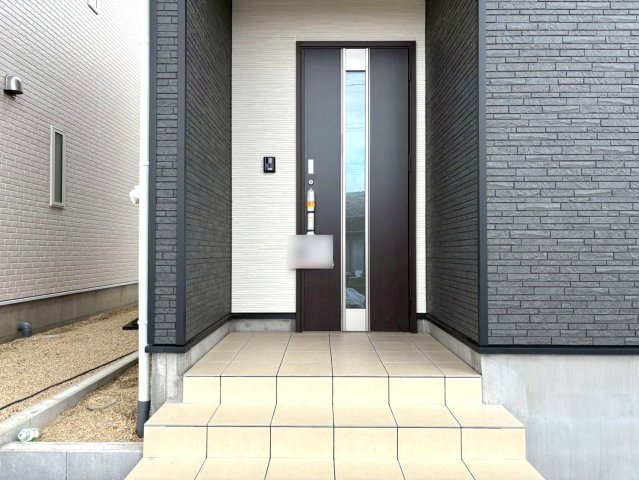 クワイエ　大垣市内原第１　全４区画分譲の玄関|玄関ドアの取手ハンドル部分にセンサーがついて、カードタイプ・シールタイプのキーで施錠が可能で便利です。
お買い物の荷物で手が塞がっていても、楽々開錠できます。毎日の外出前の時間も短縮されて快適です！