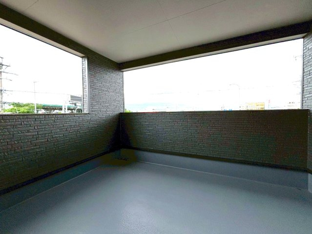 【商談中】クワイエ　大垣市内原第１　全４区画分譲のバルコニー|バルコニーは南向きで洗濯物もよく乾きます！強度と表面積硬度を持つFPRで防水しています。