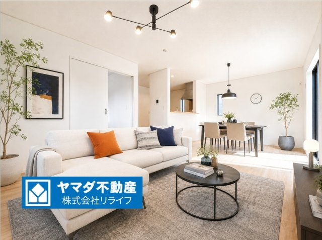 【商談中】クワイエ　大垣市内原第１　全４区画分譲の居間・リビング|※家具はCGによるイメージ　フローリング材は木目調でナチュラルな美しさ。様々な傷やクラックの発生を大幅に抑える特殊加工済みです。