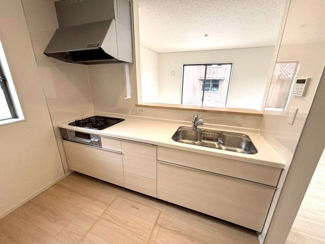 【商談中】クワイエ　大垣市内原第１　全４区画分譲のキッチン|お手入れがラクなステンレスをワークスペース部分トップに使用した、機能的で美しいシステムキッチンです。
浄水器組込み水栓でシンクまわりがスッキリ広々お使いいただけます。フラットな造りでお掃除も楽々です。