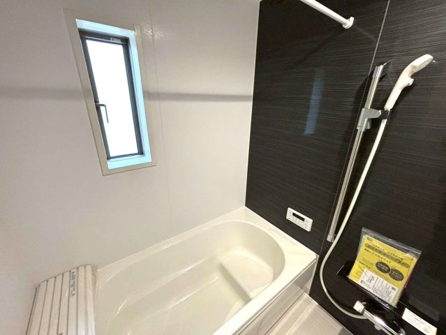 【商談中】クワイエ　大垣市内原第１　全４区画分譲の浴室|保温浴槽使用で４時間たっても浴槽の湯温低下はわずか約2.5度の省エネ仕様です。【暖房換気乾燥機】付き！
サイドブロー機能を備えた省エネ衣類乾燥機です。窓付きの明るく清潔な空間でゆったりバスタイムを！