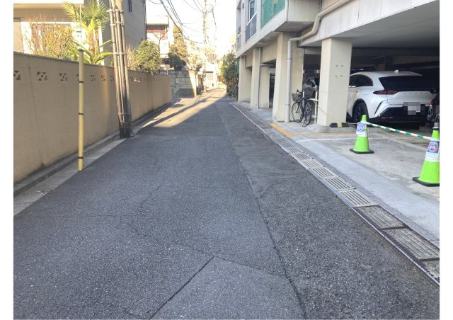 ドミール赤羽シャッター付き駐車場