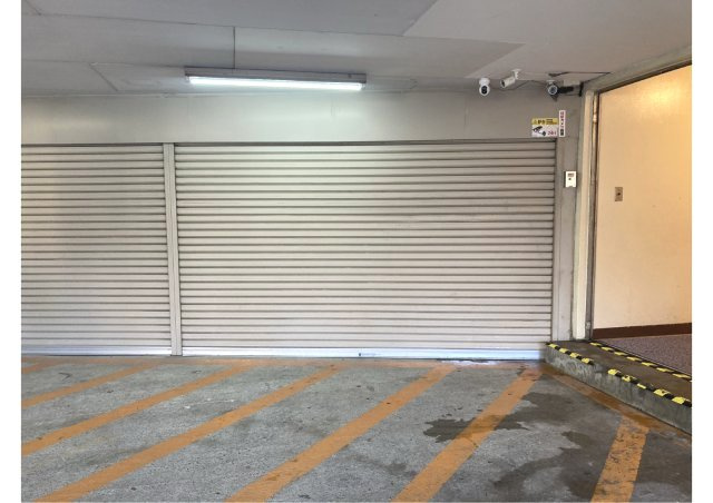 ドミール赤羽シャッター付き駐車場の外観