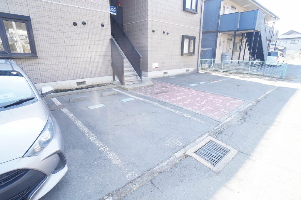 クレセントＫの駐車場