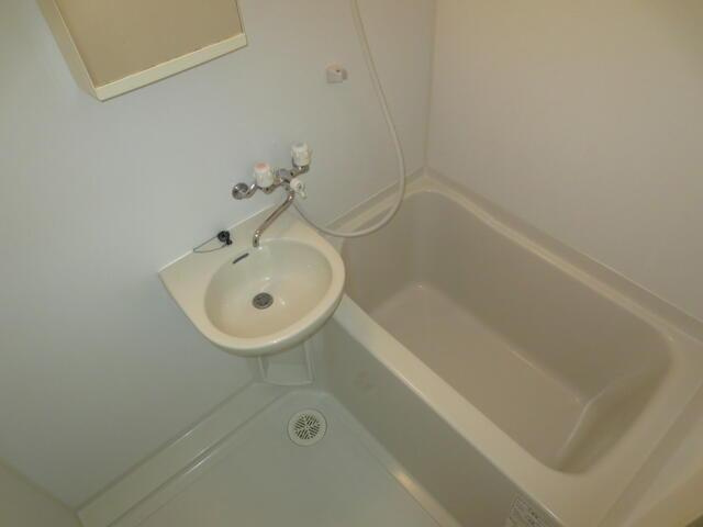 明大前クリオンの浴室|お風呂に洗面台が付いています 