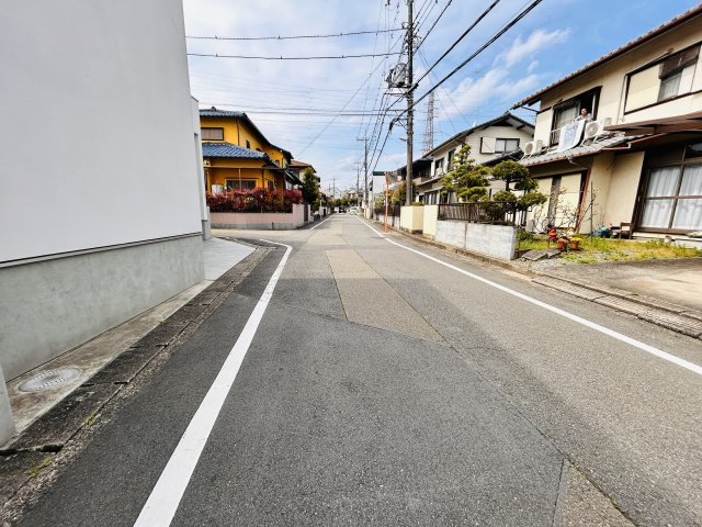 雨間売地　約52坪！南道路で日当たり良好☆の前面道路含む現地写真