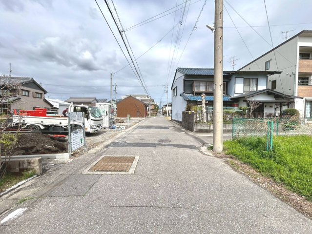 クワイエ　一宮市奥町第22　全2区画分譲の前面道路含む現地写真|「現地（2026年3月26日）撮影」　
■前面道路　
■ヤマダ不動産　株式会社リライフ