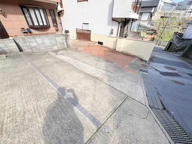 神戸市北区山田町上谷上字古々山　中古戸建の駐車場