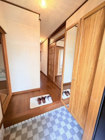 神戸市北区山田町上谷上字古々山　中古戸建の玄関