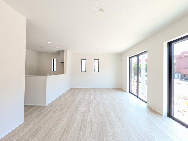 八王子市　弐分方町　新築一戸建て　１０期の居間・リビング|～18.0帖の明るいLDKで、家族団欒の時間をお過ごしいただけます～