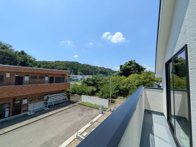 八王子市　弐分方町　新築一戸建て　１０期のバルコニー|～南向きで陽当たりの良いバルコニー　洗濯物がよく乾きそうです～