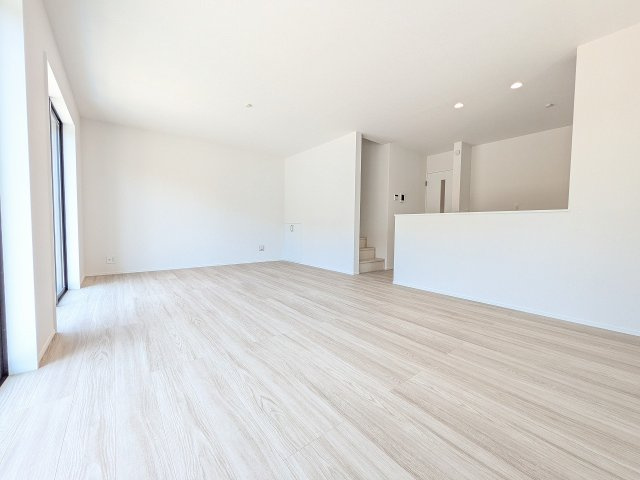 八王子市　弐分方町　新築一戸建て　１０期の居間・リビング|～18.0帖の明るいLDKで、家族団欒の時間をお過ごしいただけます～