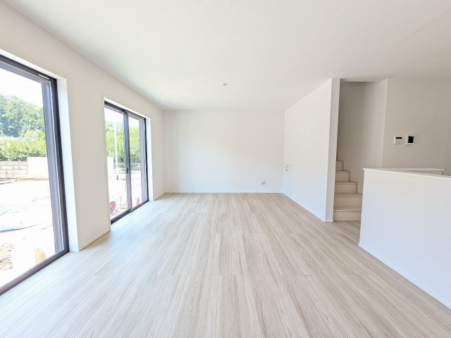 八王子市　弐分方町　新築一戸建て　１０期の居間・リビング|～18.0帖の明るいLDKで、家族団欒の時間をお過ごしいただけます～