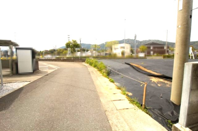 土佐市高岡町乙　B号地　建築条件なし　売土地　（全2区画）の前面道路含む現地写真|角地　北西　幅:33.7ｍ 公道 接面:10.7ｍ／南　幅:4.0ｍ　公道　接面:20.5ｍ