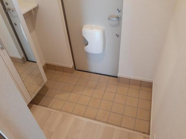 シルバンハウスＡの玄関|明るい玄関です