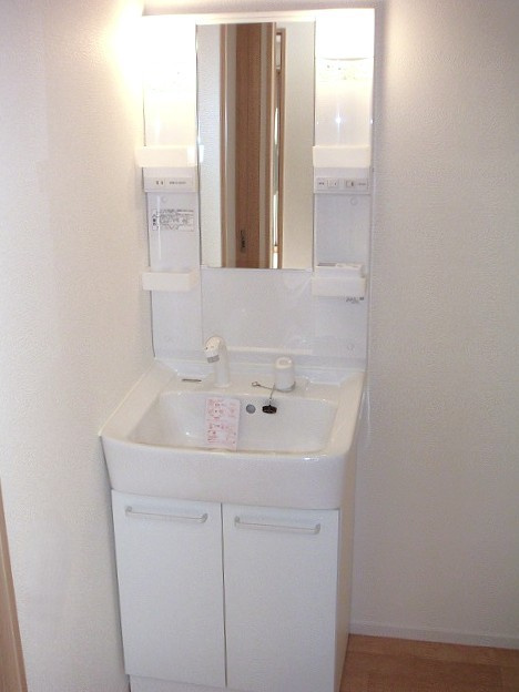 Ｖｉｌｌａ　Ｆｏｒｔ　Ｌａｕｄｅｒｄａｌｅ　Ｂ棟の洗面所|コンパクトで使いやすい洗面所