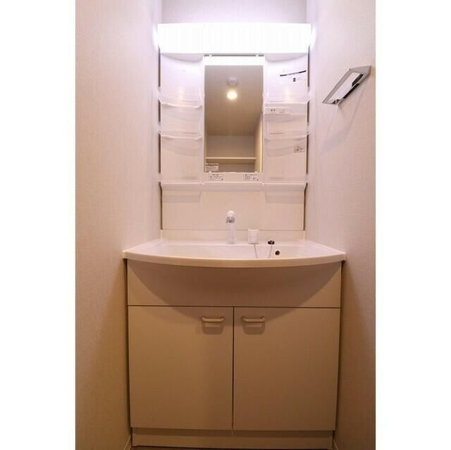 コンフォリア・リヴ両国イーストの洗面所|広い洗面スペース