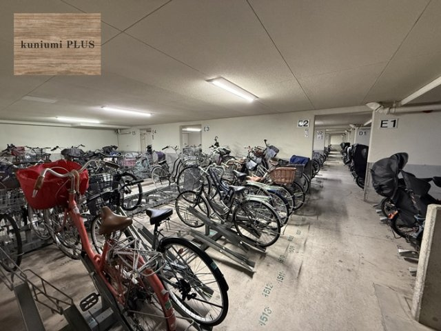 シャトーサンパークスクエアの駐輪場