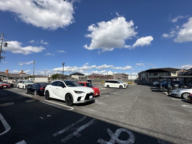 バンベール・グラン豊田下市場の駐車場