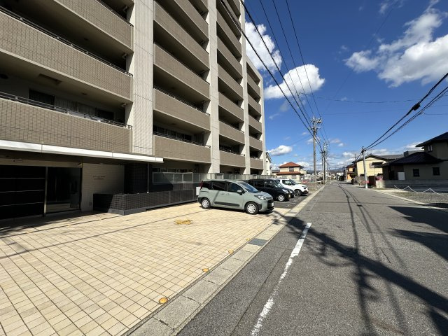 バンベール・グラン豊田下市場の駐車場