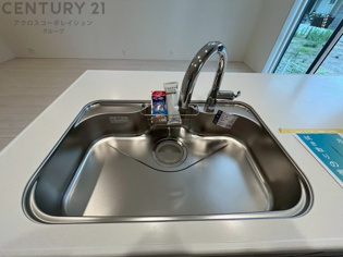 浄水機能付キッチン水栓は、飲み水や調理水の品質を向上させ、健康と安全をサポートします。便利な直飲みや炊飯用水として利用でき、ボトル水の買い物やストックの必要がなくなります。