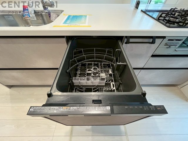 食器洗浄乾燥機は手洗いに比べて時間や労力を節約できます。また、高温のお湯で洗浄されるため、雑菌や細菌を殺菌する効果もあります。さらに、乾燥機能があるため、手で拭く手間も省け衛生的に保管できます。