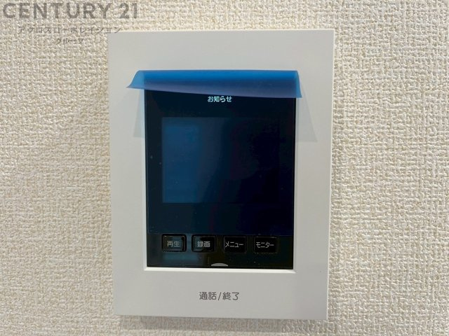 訪問者が来たときにテレビ画面で確認できるため、安心してドアを開けられます。録画機能があるものもあり、留守中に来訪者を記録しておくことができます。利便性が高く、セキュリティ面でも安心です。