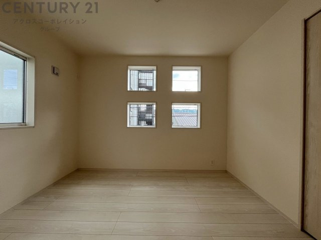 子供部屋…創造性や成長を促す遊びの空間を提供。学習や趣味に集中できる環境を整えます。個別のプライベートスペースは自己表現と自立心を育み、心地よい睡眠環境を整えリラックスできる場所を提供。