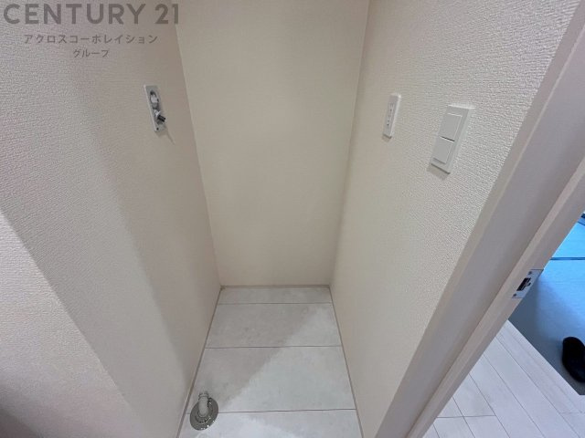 洗濯物の仕分け作業がしやすく、整理整頓が容易になります。洗濯音や湿気を他の部屋に持ち込まず、生活環境を快適に保ちます。上部を活用すれば収納スペースを確保でき洗剤や洗濯用品の整理もしやすくなります。