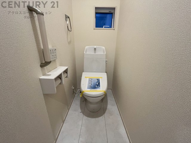 温水洗浄便座付トイレは温水洗浄機能により、暖かい水でおしりを洗浄することができ、冷たい水を使う従来の便座に比べ、温水洗浄機能で暖かいトイレを提供し、快適な使用を可能にします。