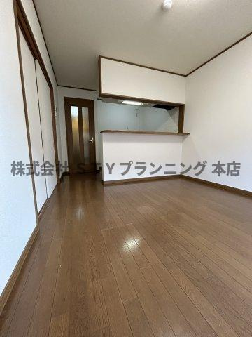 仲介手数料０円！レナジア久地野の居間・リビング