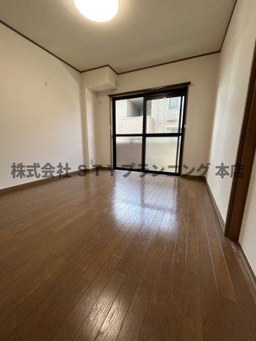 仲介手数料０円！レナジア久地野の居間・リビング