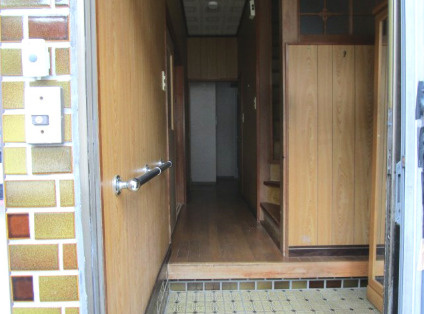 【水回りリフォーム済】高知市十津1丁目　中古一戸建ての玄関|木の温もりを感じる玄関