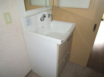 【水回りリフォーム済】高知市十津1丁目　中古一戸建ての洗面所|忙しい朝に嬉しい、シャワー付き洗面化粧台