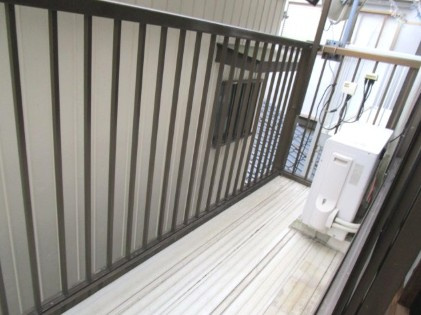 【水回りリフォーム済】高知市十津1丁目　中古一戸建てのバルコニー|洗濯物もたっぷり干せる、奥行きのあるバルコニー