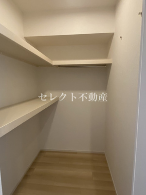 【収納】 | アイ・ヴィレッジ古閑中町Ｂ | 【アイ・ヴィレッジ古閑中町Ｂ】ウォークインクローゼットで床がフラットなのでキャスター付きボックスが利用できて衣替えも簡単です。