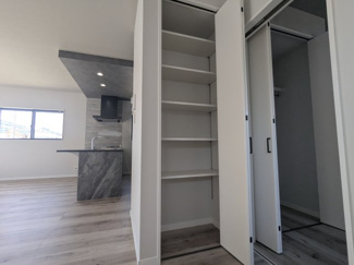 【収納】 | 鈴蘭台南町３丁目　新築戸建 | キッチン横に収納があります。多用途にお使いいただけます。