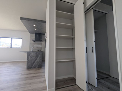 【収納】 | 鈴蘭台南町３丁目　新築戸建 | キッチン横に収納があります。多用途にお使いいただけます。