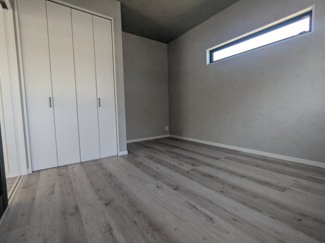 【洋室】 | 鈴蘭台南町３丁目　新築戸建 | リビングからの続き間になっているので、より広くお使いいただけます。
