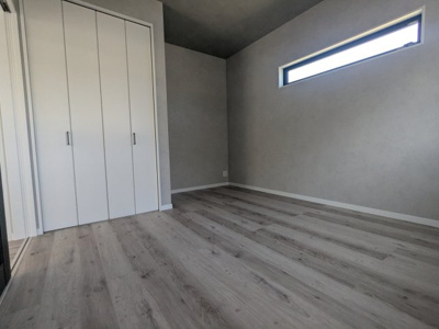 【洋室】 | 鈴蘭台南町３丁目　新築戸建 | リビングからの続き間になっているので、より広くお使いいただけます。