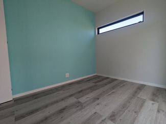 【洋室】 | 鈴蘭台南町３丁目　新築戸建 | 洋室約5.2帖　アクセントカラーのクロスがおしゃれですね。