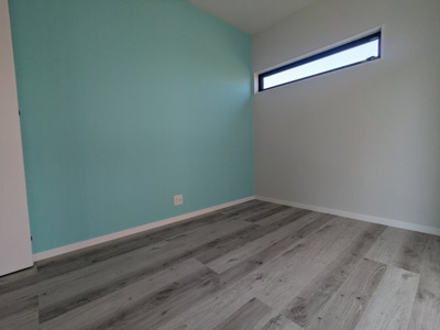 【洋室】 | 鈴蘭台南町３丁目　新築戸建 | 洋室約5.2帖　アクセントカラーのクロスがおしゃれですね。