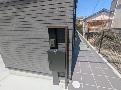 【設備】 | 鈴蘭台南町３丁目　新築戸建 | 宅配ボックス付きでお留守でも安心です。