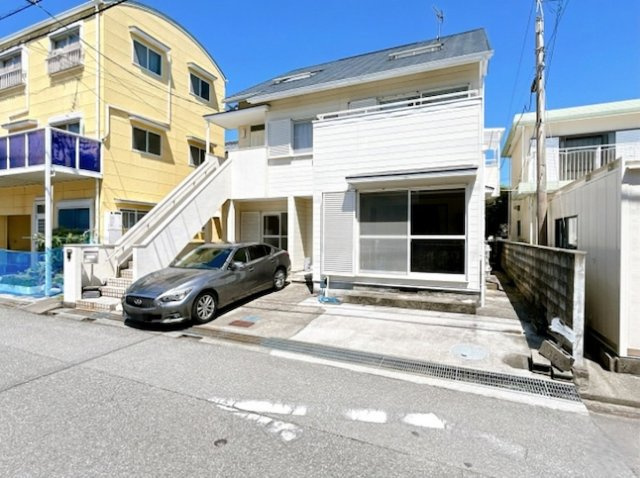 「潮江小学校まで徒歩2分」高知市塩屋崎町2丁目　中古一戸建ての外観|青空に映える、清潔感あふれる白亜の邸宅