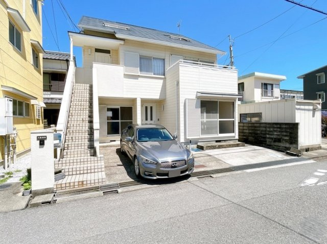 「潮江小学校まで徒歩2分」高知市塩屋崎町2丁目　中古一戸建ての外観|2階へ直通の外階段。プライバシーを保てる独立設計