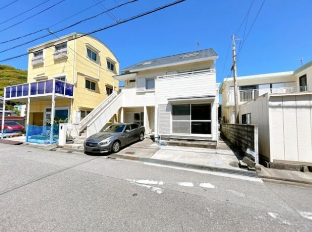 「潮江小学校まで徒歩2分」高知市塩屋崎町2丁目　中古一戸建ての前面道路含む現地写真|周辺は落ち着いた住宅街。開放感のある陽当たり良好な立地♪