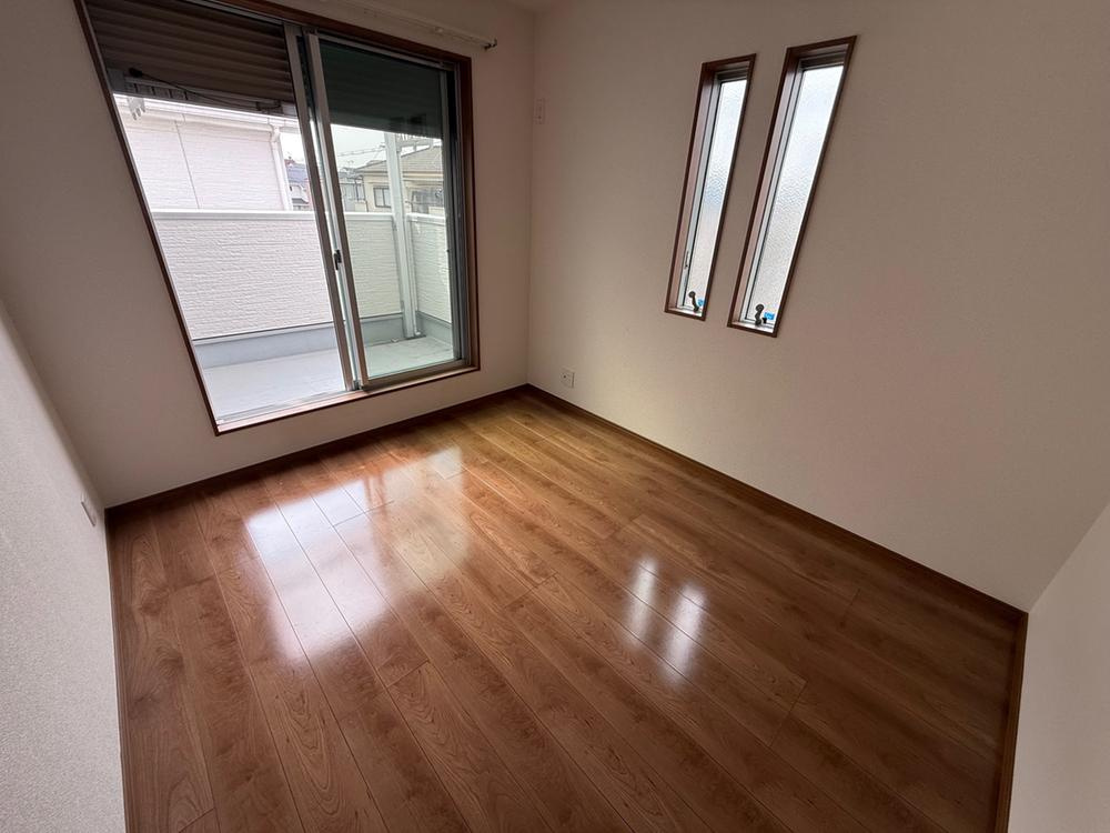 出口3丁目　中古一戸建ての洋室|洋室5.25帖
■物件内覧・資金計画相談・住宅ローン相談、リフォーム相談、お問合せ受付中■
※当日・翌日のご内覧、ご相談はお電話でのお問合せがスムーズです！