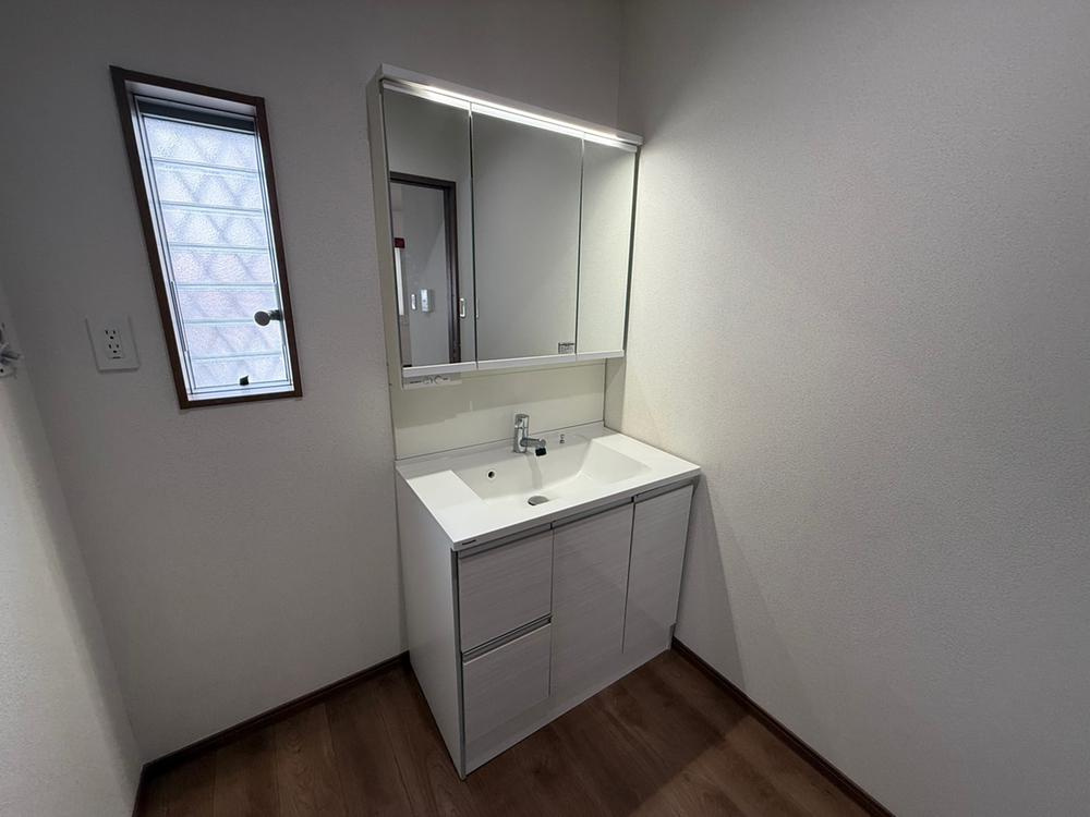 出口3丁目　中古一戸建ての独立洗面台|シャワー付き洗面化粧台
■物件内覧・資金計画相談・住宅ローン相談、リフォーム相談、お問合せ受付中■
※当日・翌日のご内覧、ご相談はお電話でのお問合せがスムーズです！