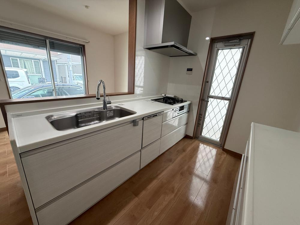 出口3丁目　中古一戸建てのキッチン|システムキッチン　勝手口
■物件内覧・資金計画相談・住宅ローン相談、リフォーム相談、お問合せ受付中■
※当日・翌日のご内覧、ご相談はお電話でのお問合せがスムーズです！