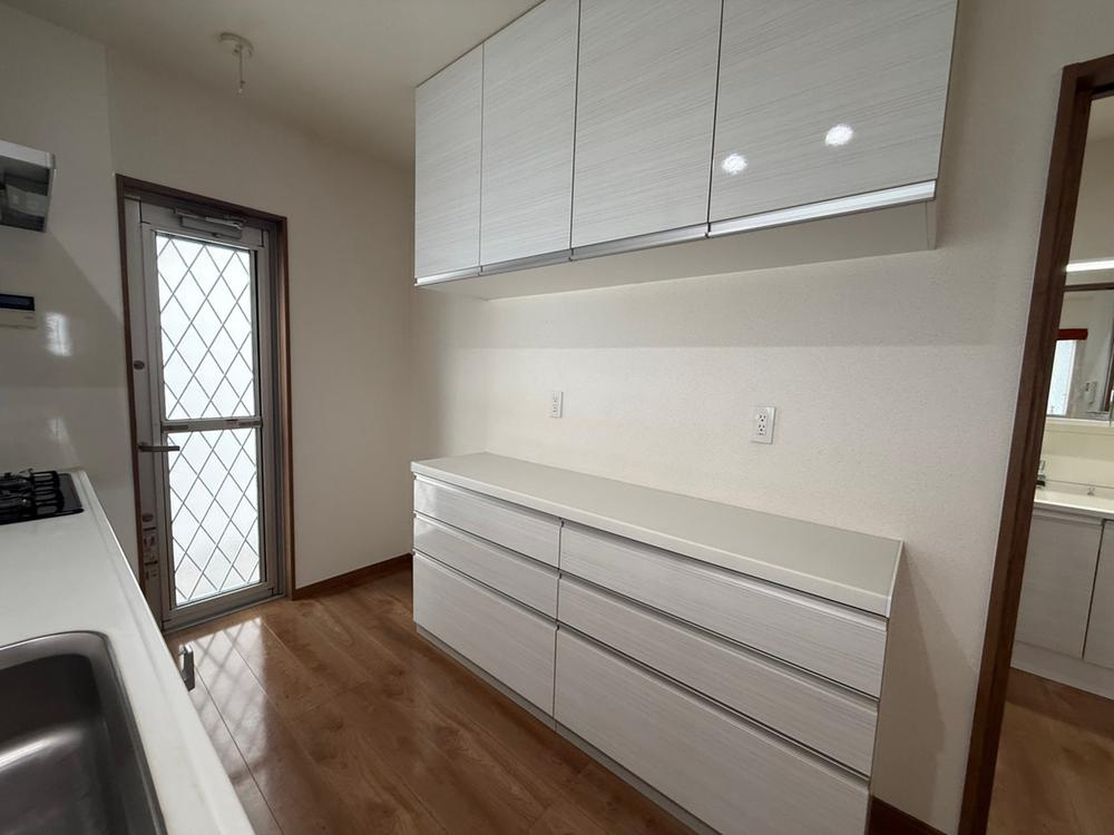 出口3丁目　中古一戸建てのキッチン|カップボード
■物件内覧・資金計画相談・住宅ローン相談、リフォーム相談、お問合せ受付中■
※当日・翌日のご内覧、ご相談はお電話でのお問合せがスムーズです！